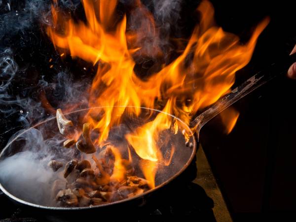 Don't make this dangerous mistake when extinguishing a grease fire