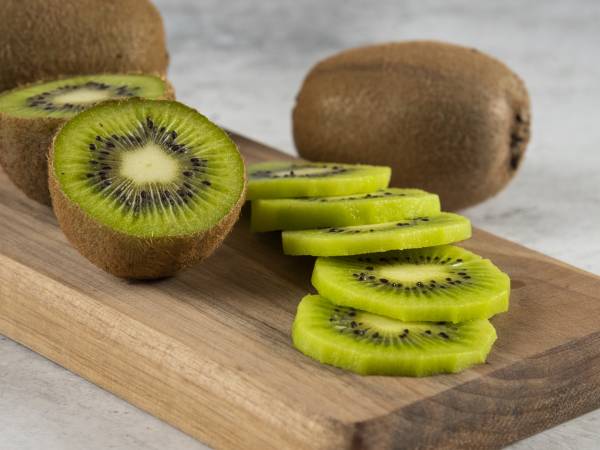 Why do so many people eat kiwifruit with skin? Is it just a fad or a healthy trend?