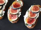 Articles: Have you ever tasted the seasonal bruschetta that everyone is dreaming about? Figs, cheese and honey for a killer appetizer!
