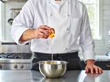 Articles: Cracking the egg with one hand: the chefs' secret that leaves no shell in the food