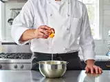 Articles: Cracking the egg with one hand: the chefs' secret that leaves no shell in the food