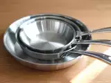 Articles: How to clean a stainless steel frying pan without damaging it?