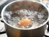 Articles: Cold water, boiling water, or a hot pan: which way to cook an egg gives the best texture and taste?