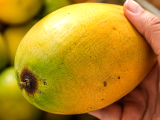 Stop picking mangoes wrong: most people choose the wrong ones at markets and only notice at home