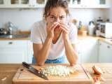 Articles: How to instantly remove onion smell from your hands: one easy kitchen trick that really works