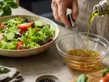 Articles: How to dress a salad in the right order? What to add first and why it keeps your greens crisp