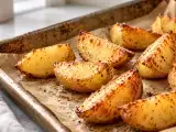 Articles: Baked potatoes that are mushy and lack a crispy crust? The mistake that ruins the browning and the simple step to take before putting them in the oven to make them crispy on the outside and soft on the inside