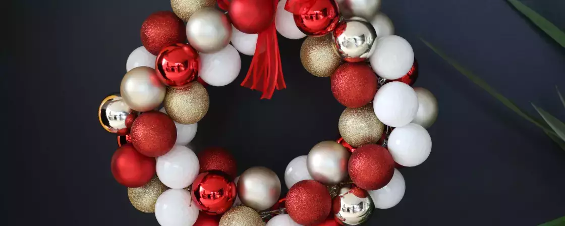 Make this Christmas wreath with a hanger!
