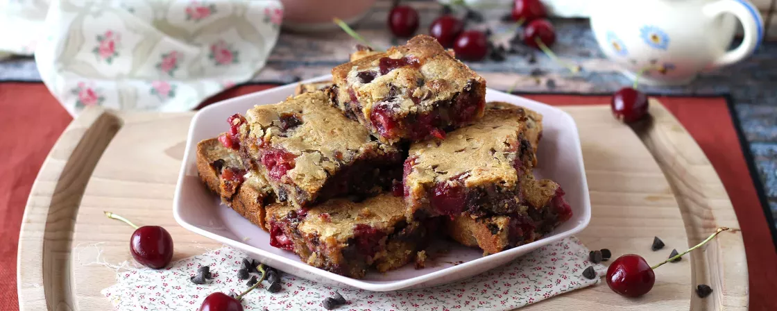 You'll love this cherry and chocolate blondie !