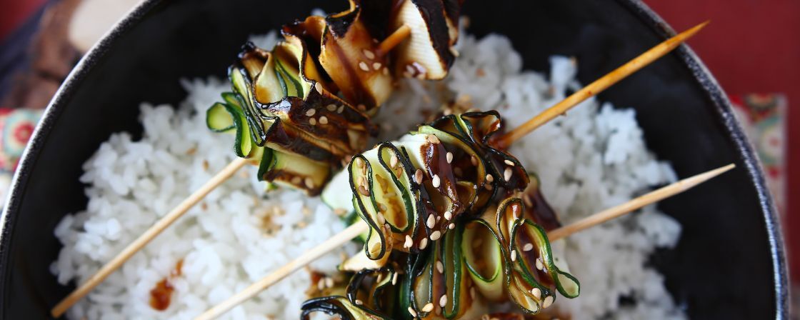 Zucchini skewers with a spicy asian sauce