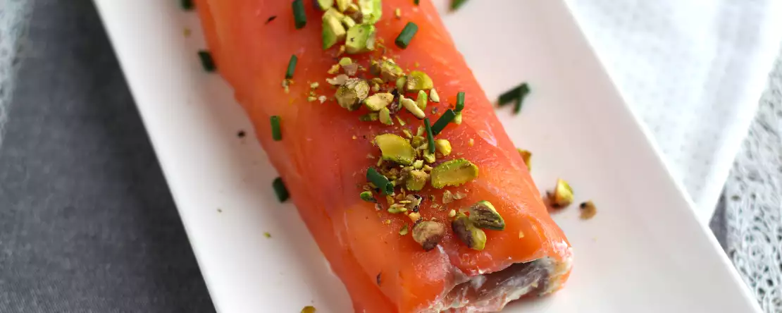 Salmon roll with ricotta cheese and pistachios, the perfect appetizer for Holiday parties