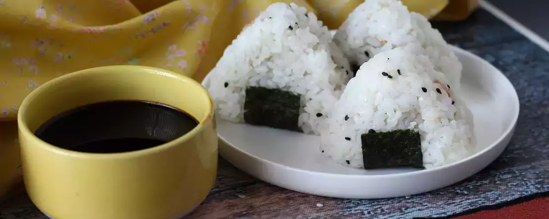 Tuna onigiri, the little japanese triangular rice sandwich - おにぎり