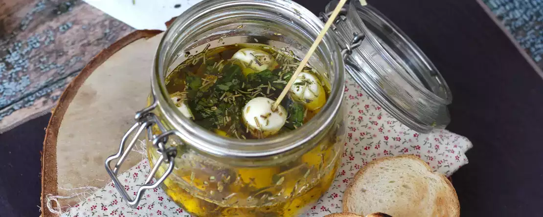 Marinated mozzarella balls, for aperitifs or salads!