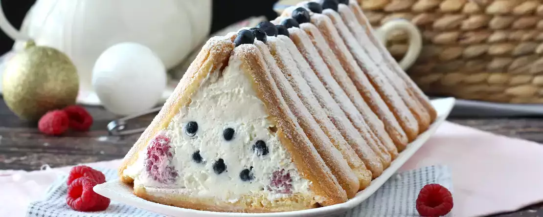 You don't need a mould to make this cabin-shaped red berries log!