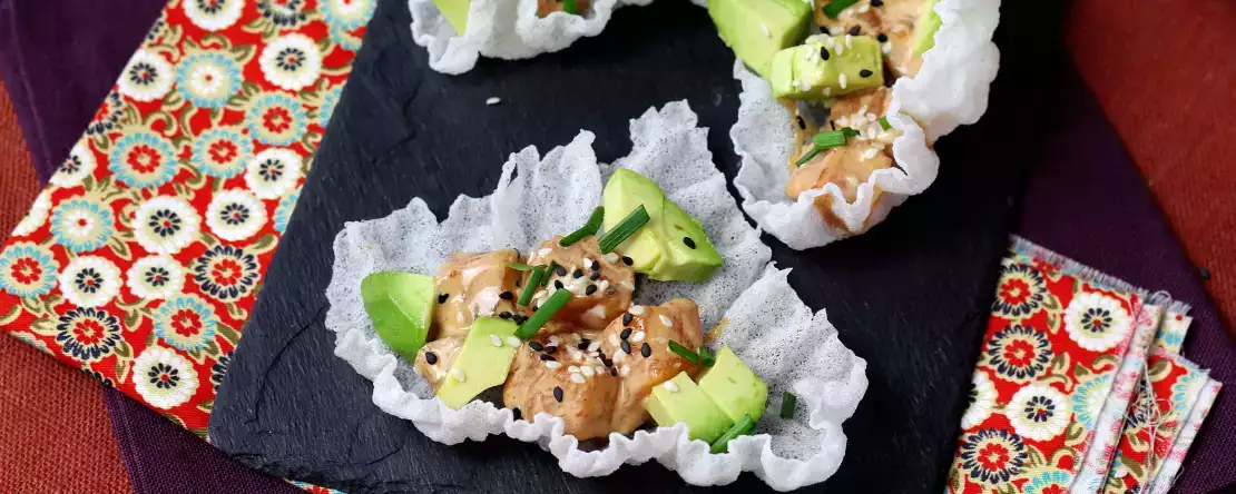 Asian tacos: spicy salmon tartar and avocado in rice paper chips