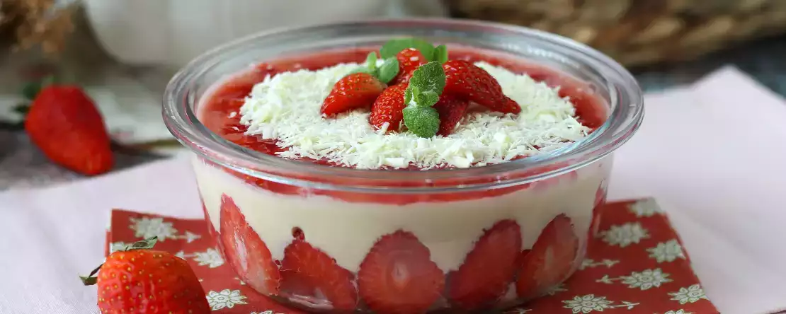 No-bake strawberry trifle