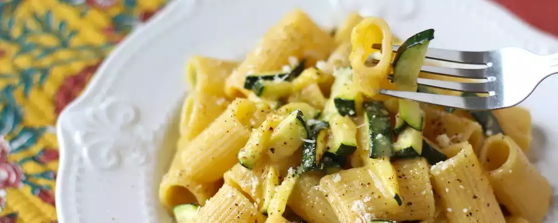 Zucchini carbonara: make it vegetarian!