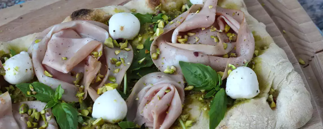 Pinsa with pesto and mortadella, ready in 10 minutes!