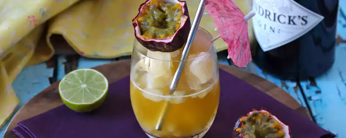 Gin and passion fruit slush cocktail: the perfect summer refreshment!