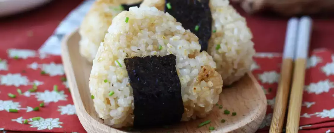 Grilled onigiri topped with melted cheese: you'll devour them!