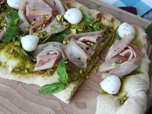 Discover the perfect summer pinsa recipes for a light and flavorful meal