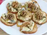 Recipe Roquefort toasts with walnuts and honey