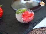 Recipe Ice cubes with red berries and mit leaves