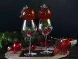 Recipe Pomegranate spritz, the cocktail in a christmas bauble!