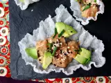Recipe Asian tacos: spicy salmon tartar and avocado in rice paper chips