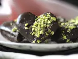 Recipe Ladyfingers hearts with chocolate and pistachio coating