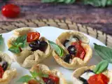 Recipe Bread baskets with mozzarella cheese, cherry tomatoes and black olives