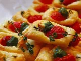 Recipe Puff pastry bites with tomato, cheese and pesto!