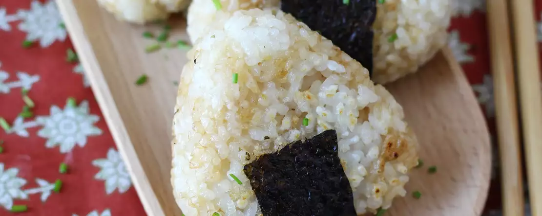 Grilled onigiri topped with melted cheese: you'll devour them!