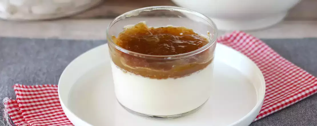 Vanilla panna cotta with fig coulis