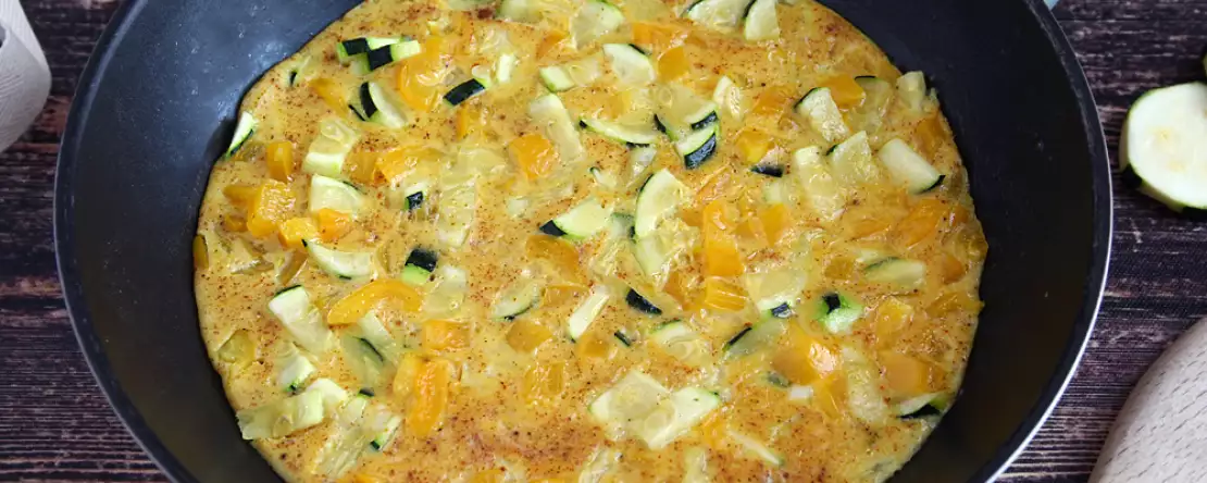 Easy omelet with bell peppers and zucchini
