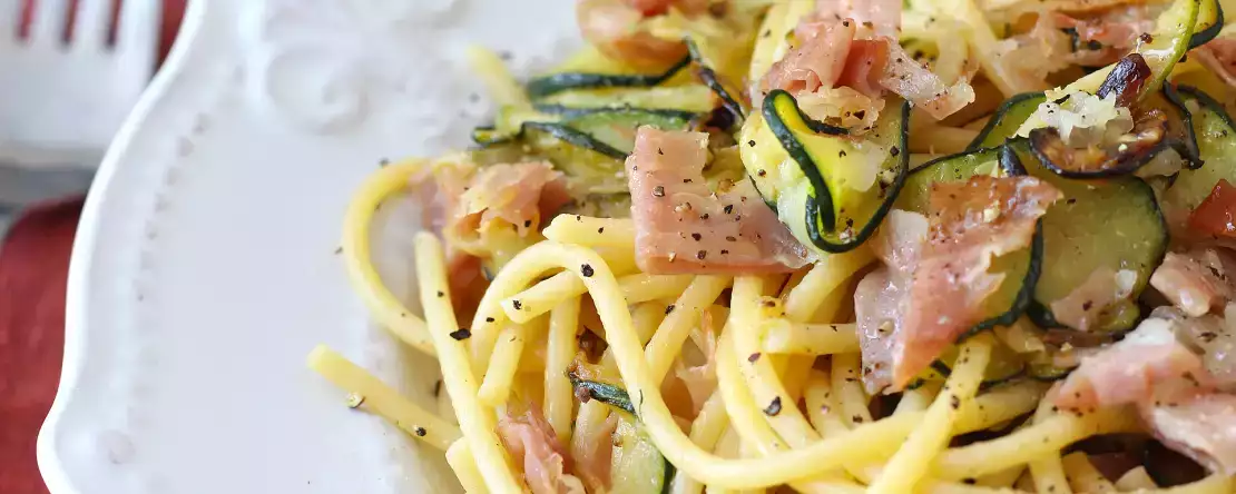 Easy zucchini pasta with crispy speck