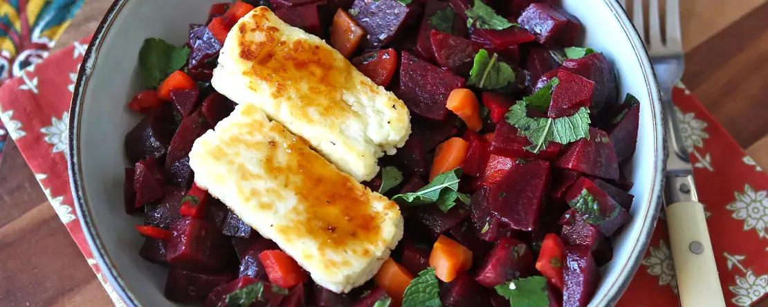 Beet salad with grilled halloumi