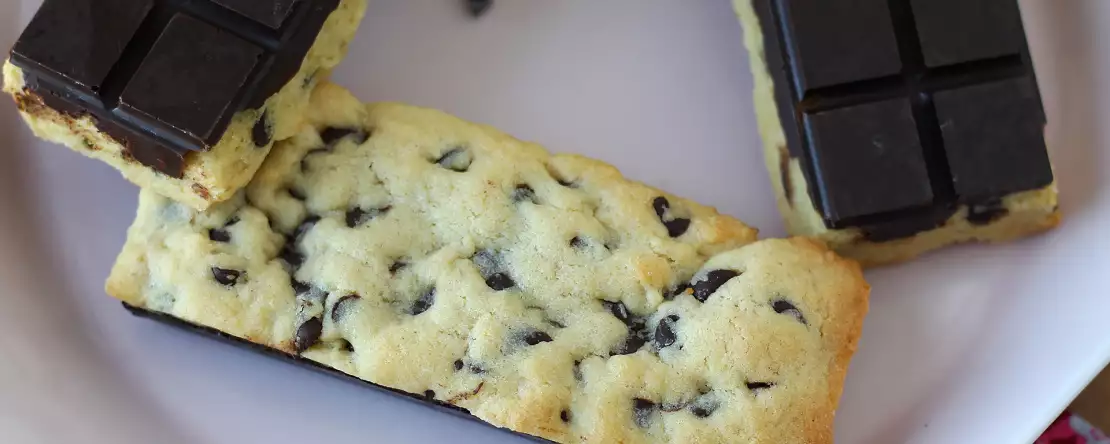 Chocolate cookie bars that are both soft and crunchy