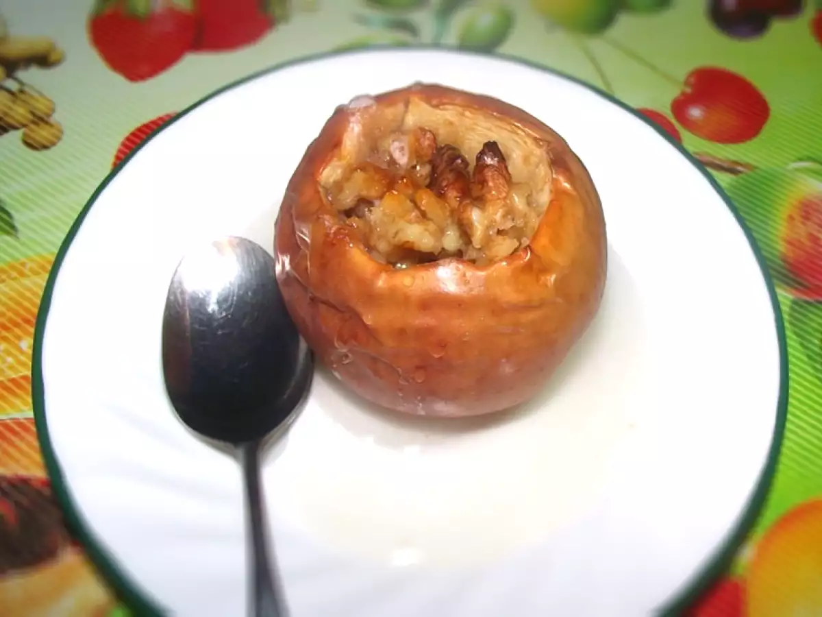Recipe Healthy fall dessert: baked apples with walnuts, honey and cinnamon.