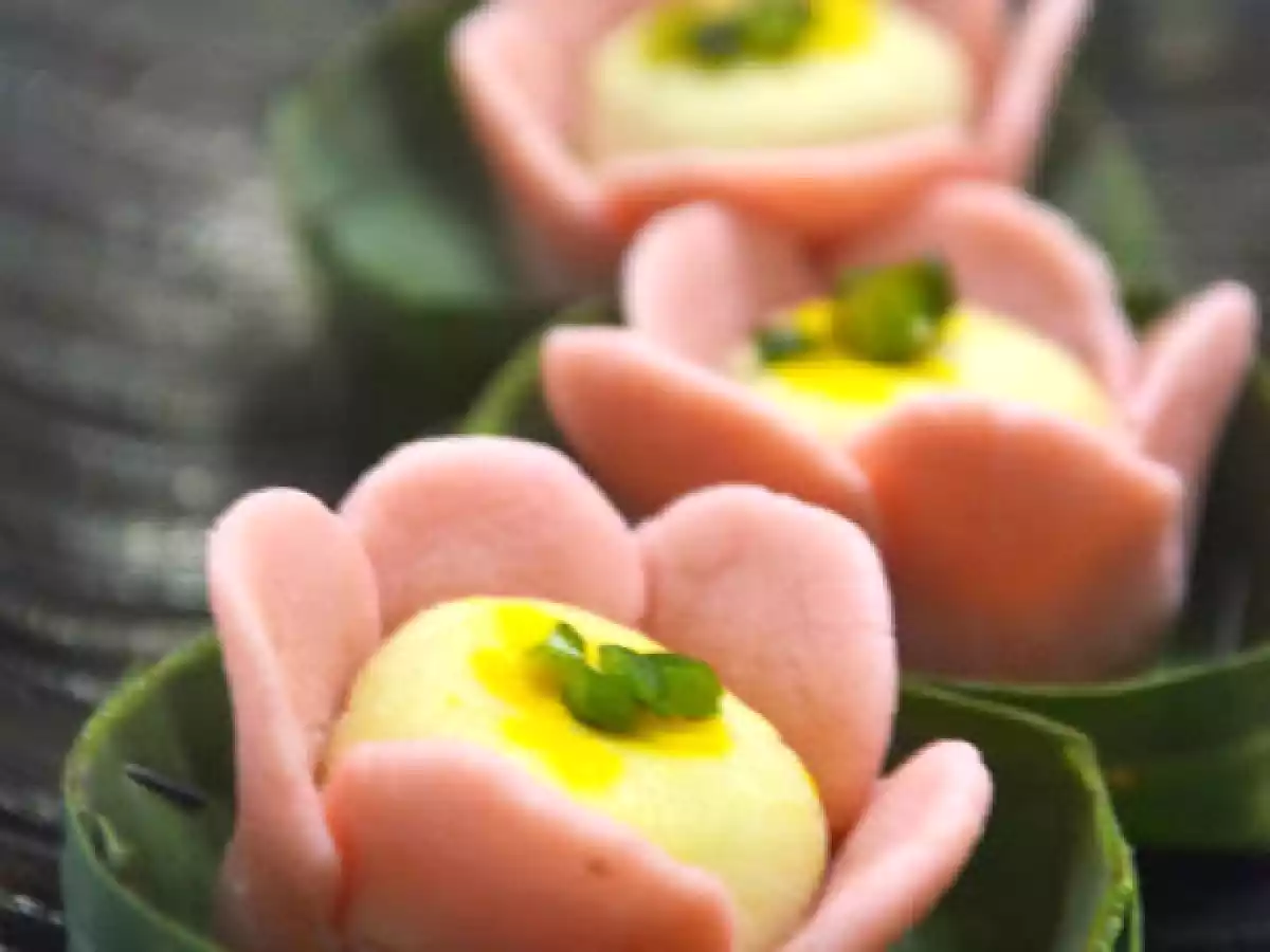 Aataa diye Phool Sondesh/Custard Apple flavoured Flower Sandesh