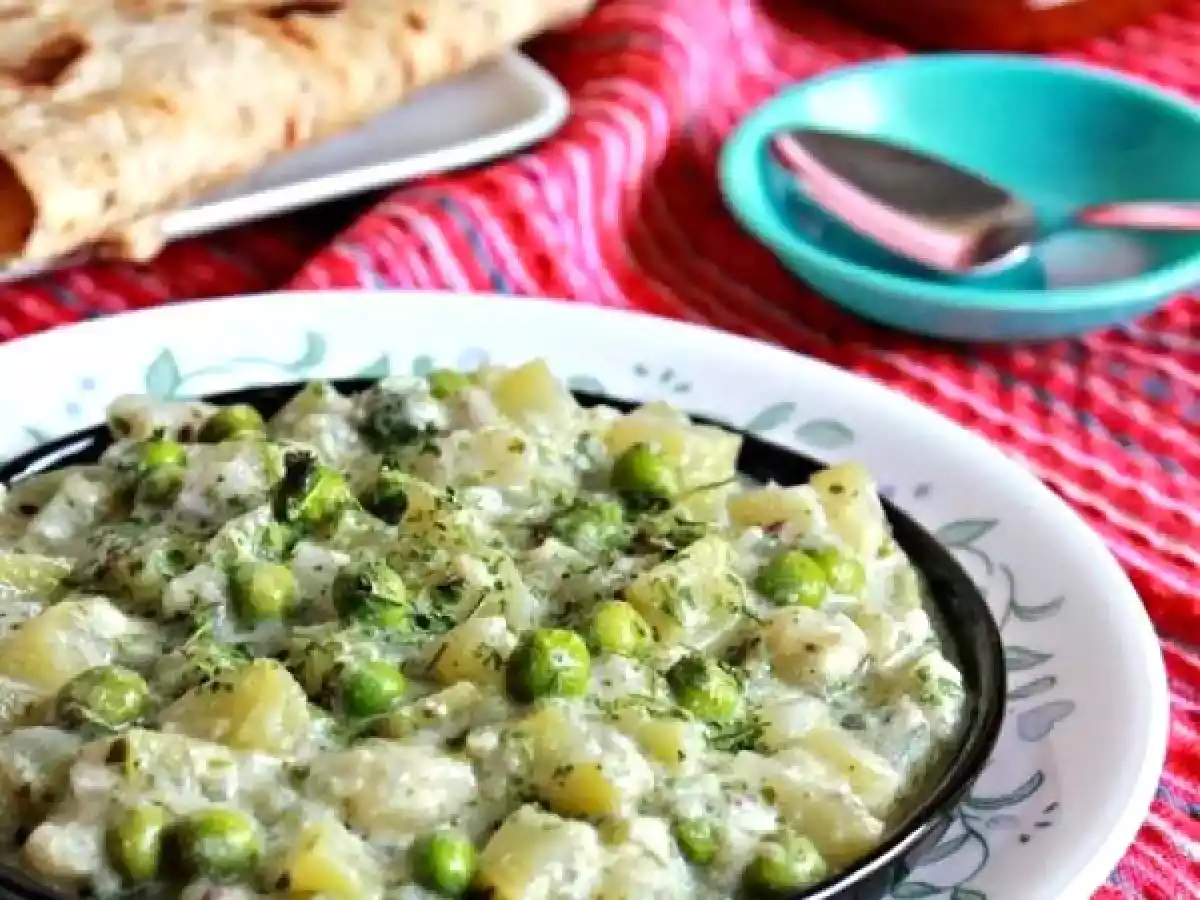 Bottle Gourd & Peas Milk Curry, Lauki Matar Malai, Sorakkai Pattani Paal Curry