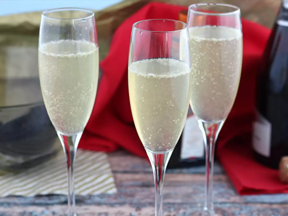 Recipe Champagne soup, a festive cocktail