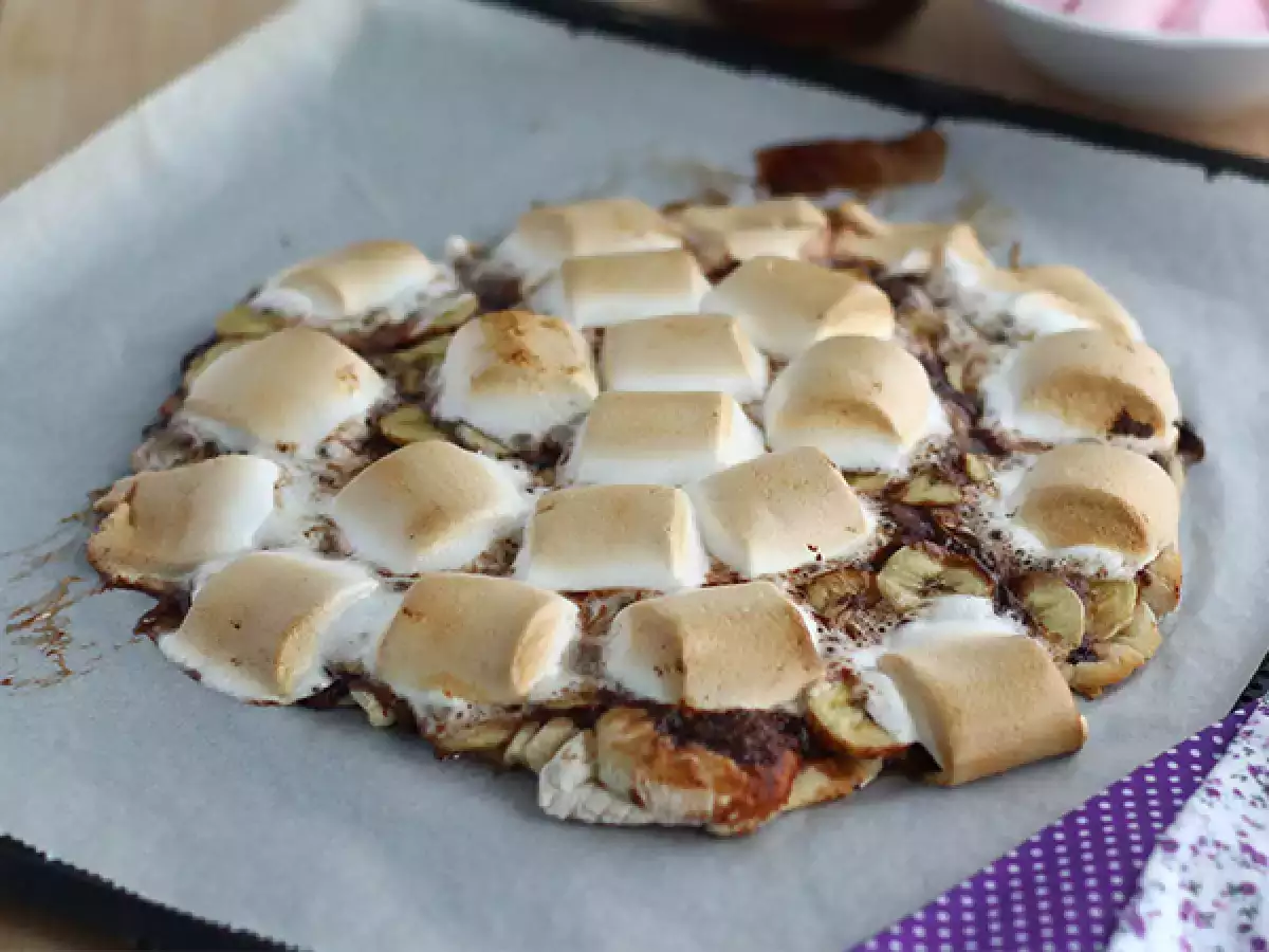 Recipe Sweet pizza with banana and chocolate
