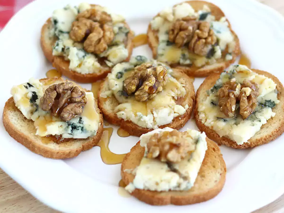 Recipe Roquefort toasts with walnuts and honey