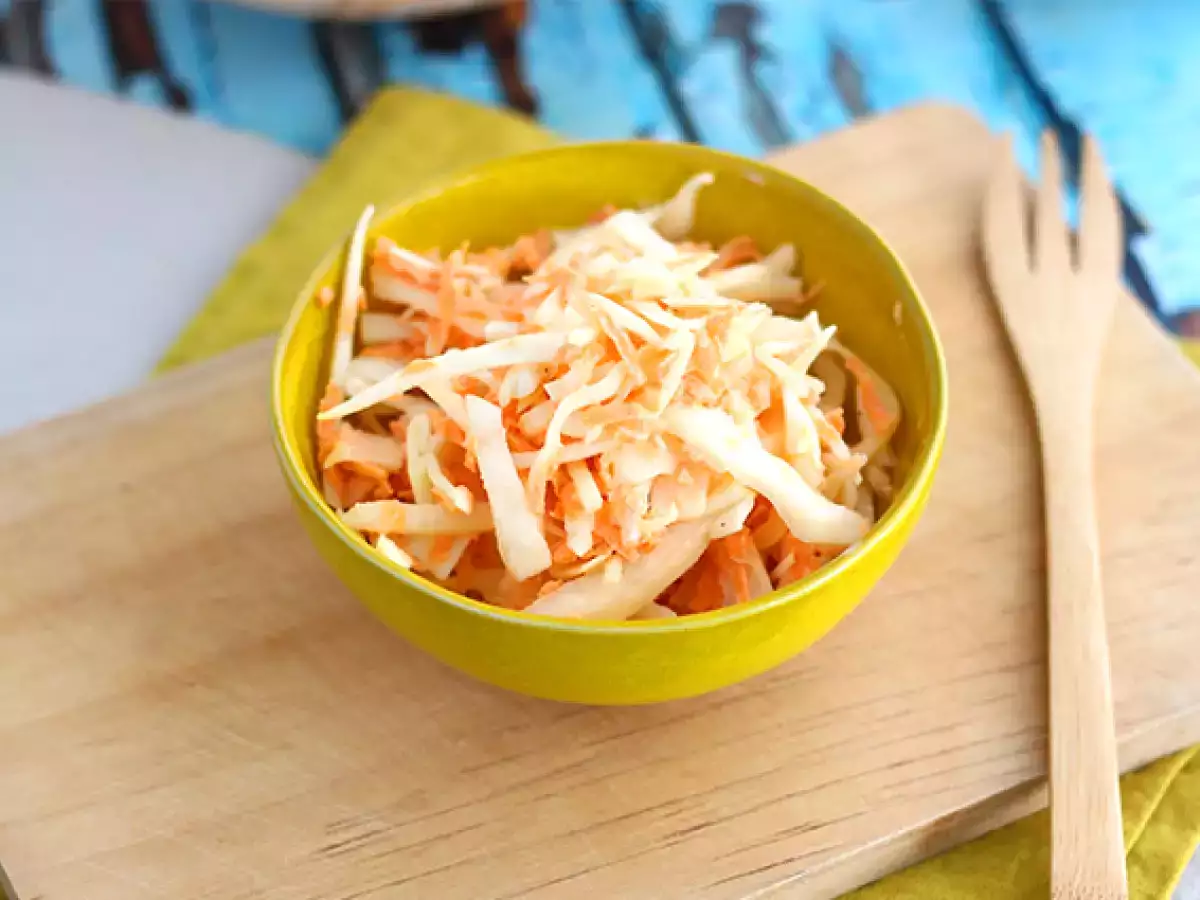 Recipe American-style coleslaw (cabbage and carrot salad)