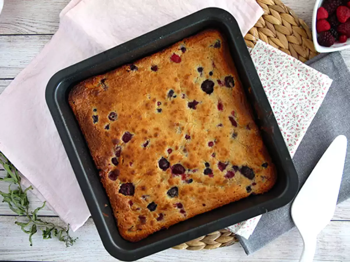 Recipe White chocolate blondie with red berries