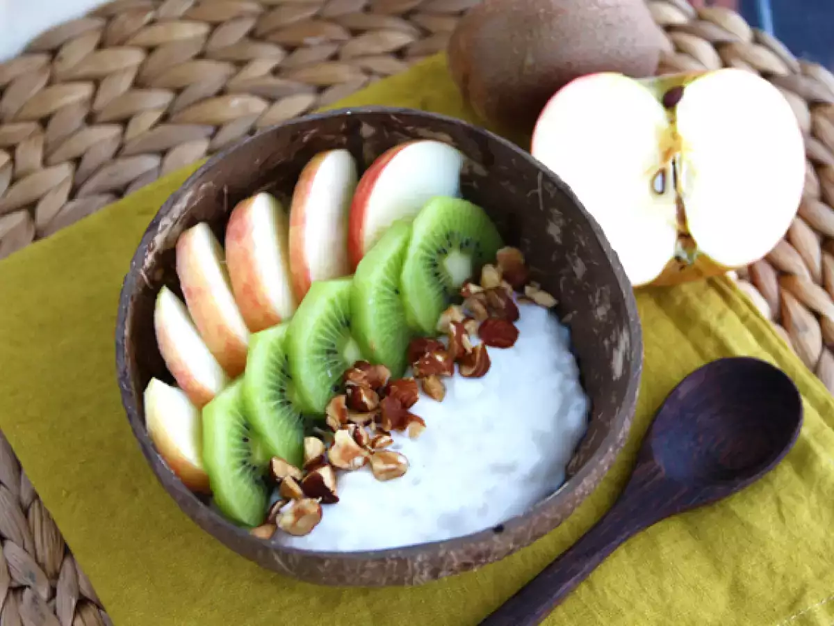 Recipe Coconut yogurt snack with apple, kiwi, and hazelnuts