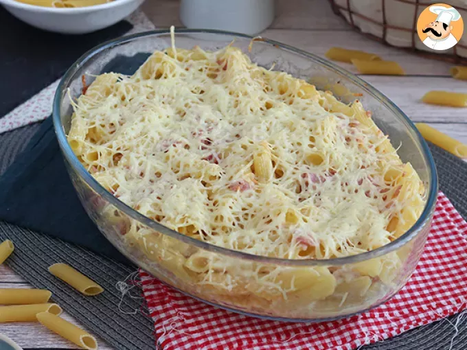 Baked pasta with ham and cheese