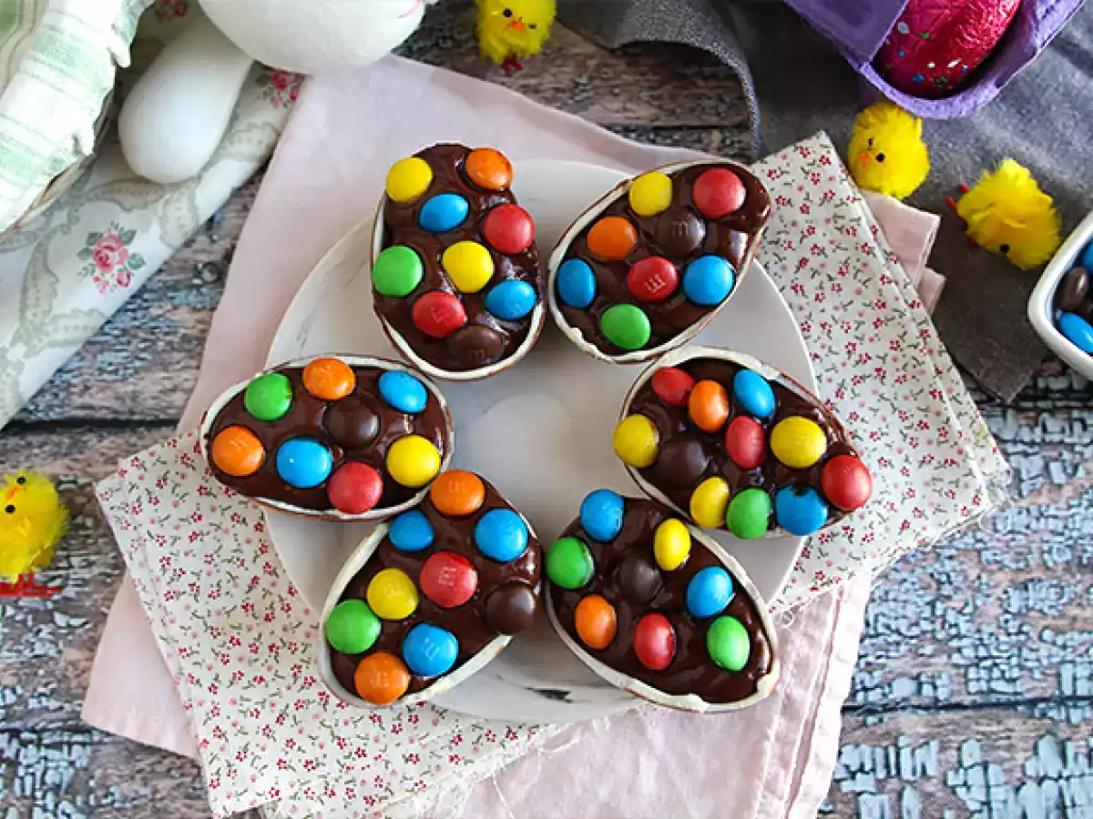 Recipe Chocolate easter eggs filled with chocolate custard and topped with m&m's