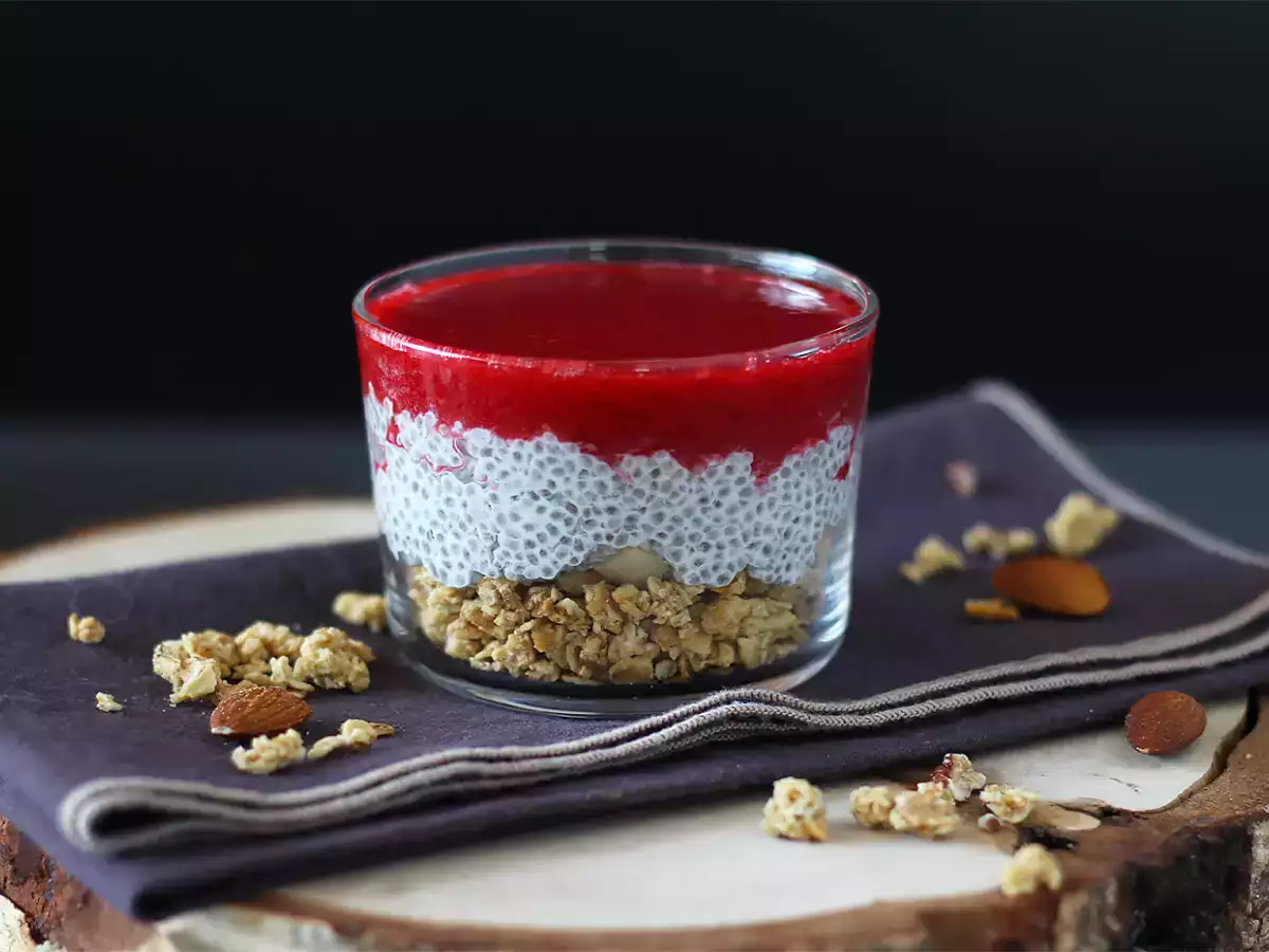 Recipe Coconut milk chia pudding verrines with granola and raspberries